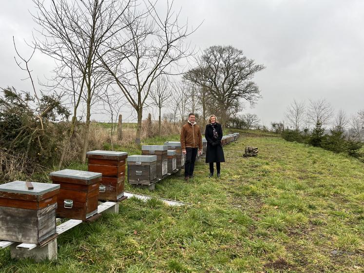 Catherine Gourney-Leconte, vice-présidente de la Région Normandie, s'est rendue au Rucher de la Poterie, chez Éric Lapersonne, apiculteur à Vassy.