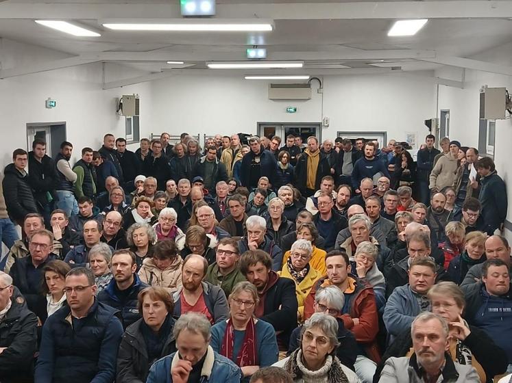 Les places ont vite manqué mardi 28 janvier à la salle des fêtes de Saint-Omer. Le collectif de défense des éleveurs a organisé une réunion publique pour dire non à l'abattage total en cas de vache douteuse à la tuberculose bovine.