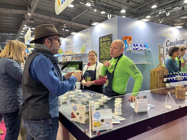 Sur le stand de la Manche, dans le hall des régions, Mickaël Lhonneur, formateur à l'Esat de Béthanie, est venu proposer les produits laitiers transformés à la fromagerie avec Marie-Laure Schaal, travailleur de la structure média-sociale de Picauville.