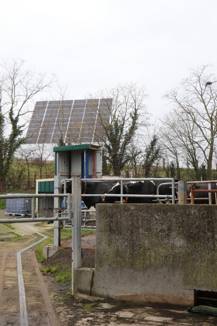 Friand de technologie, il a installé un tracker solaire sur la ferme.