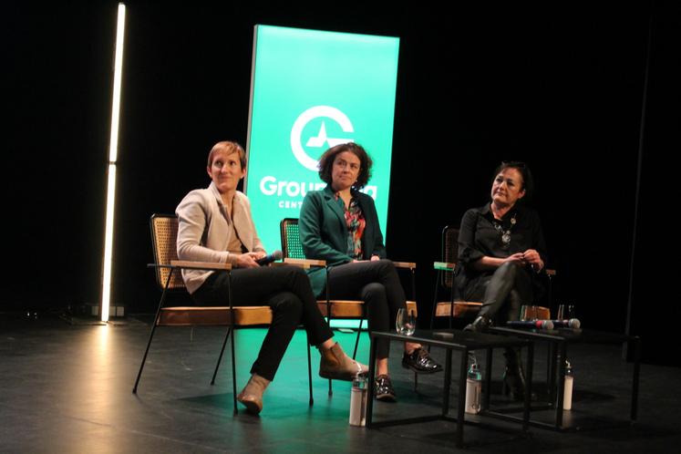 Catherine Guillemot, directrice développement durable à la Biscuiterie de l'Abbaye ; Adeline Lemeltier, cheffe de projet Petites villes de demain et Catherine Meunier, conseillère régionale. Un trio 100 % féminin pour animer la table ronde dédiée à la durabilité.