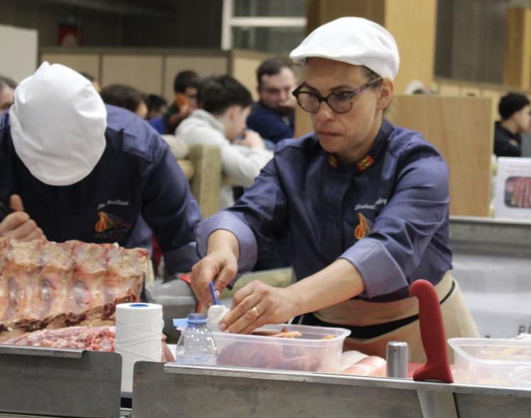 Elisabeth Gaudry est concentré sur sa tâche.