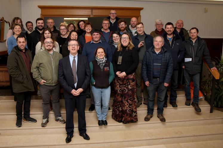 Après avoir rappelé l'importance de l'agriculture dans le département de la Manche, Jean Morin, président du Département, a échangé avec les producteurs.