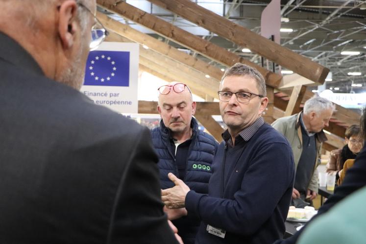 Le tour a démarré par le pavillon de l'Organisme de sélection (OS) de race Normande et un échange avec Pascal Orvain, président.