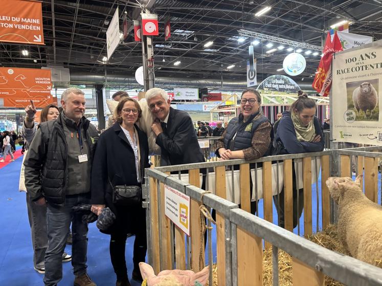 Pour marquer le centenaire de la race Cotentine, Oscar a offert àau président de Région, Hervé Morin, un oreiller en laine Cotentine.