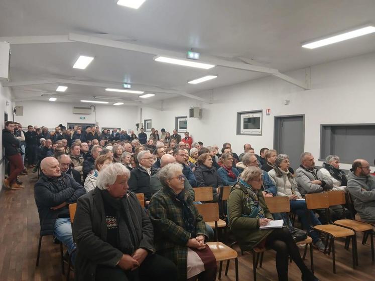 Dans l'assemblée, des élus étaient présents, comme ici au premier rang : Bruno François, conseiller départemental, secrétaire de la Commission transition environnementale, maire de Bretteville-sur-Laize et vice-président de la communauté de communes du Cingal Suisse Normande.