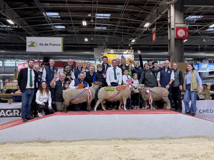 Photo finale avec les éleveurs des trois races emblématiques et patrimoniales de la Manche.