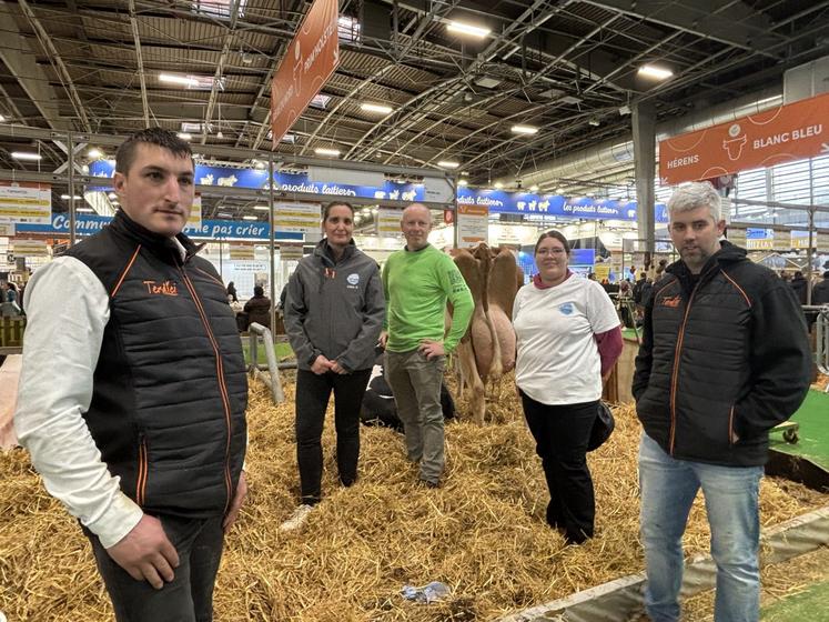 Pour Loic Lecomte (à gauche), c'est un beau cadeau offert par la famille Batard, de pouvoir venir au Salon de l'agriculture pour s'occuper des ambassadrices de la race.