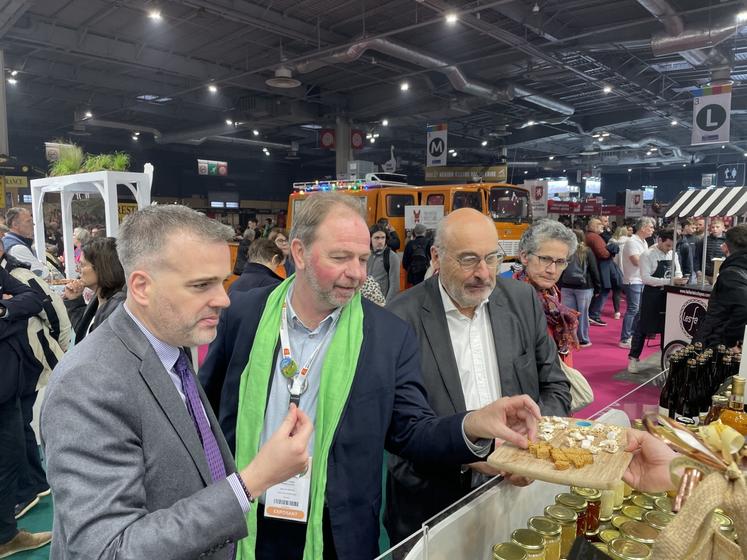 Stéphane Bredin, Jean-Yves Heurtin et Jean-Léonce Dupont (de gauche à droite) ont arpenté les allées du hall 3 à la découverte des mets calvadosiens, mardi 24 février.