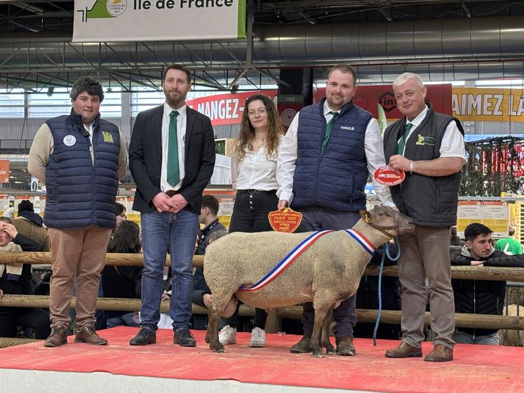 Pauline Catherine a remis la plaque au gagnant de la section, Raphaël Legendre, aux côtés de Loris Vallée, président de la section Roussin au sein d'Oscar, Fabien Olivier, son binôme et Valentin, candidat de la saison 19 de l'Amour est dans le Pré, et éleveur laitier dans la Manche.