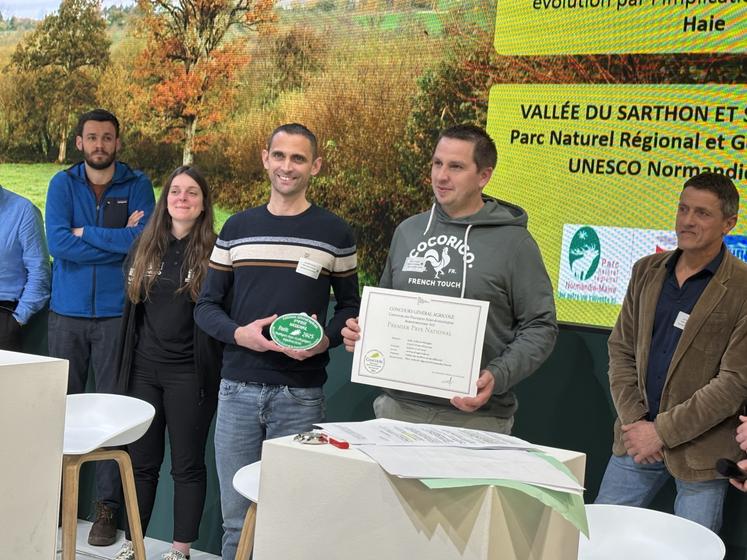Le Gaec Millard-Philippe de l'orée-d'Ecouves s'est vu remettre un premier prix au Salon de l'agriculture sur le stand du ministère de l'agriculture en raison de leur gestion des haies.