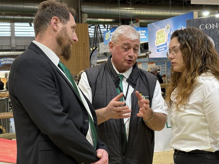 Pauline Catherine écoute les conseils de Fabien Olivier comme de Loris Vallée.