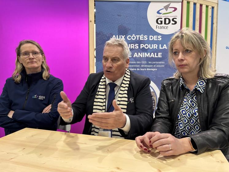 Hervé Marie, président du GDS de la Manche porte avec de sa directrice, Stéphanie Lebranchu et sa technicienne, Estelle Hélaine, l'idée d'une approche globale dans les exploitations.