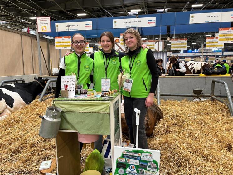 L'équipe du lycée agricole du Robillard, ici représentée par Chloé, Marine et Pauline.