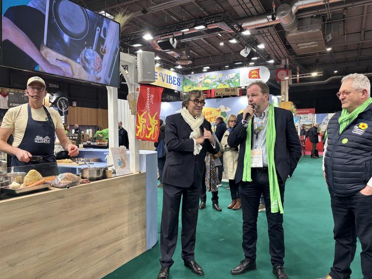 Bertrand Bellanger, président du Conseil départemental de Seine-Maritime, Jean-Yves Heurtin, vice-président de la Chambre d'agriculture de Normandie et Jean-Marie Lenfant, élu en charge des circuits courts, ont lancé officiellement la 20e édition du challenge Bien manger en Normandie.