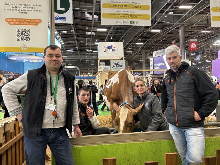 Christophe Marais, technicien pointeur à Prim'Hosltein France, reste près des éleveurs ambassadeurs de la race.