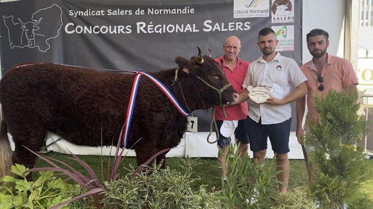 Avec Topaze, ils ont remporté le prix de meilleure femelle jeune au concours régional Salers organisé à Vachement Caen en 2023.