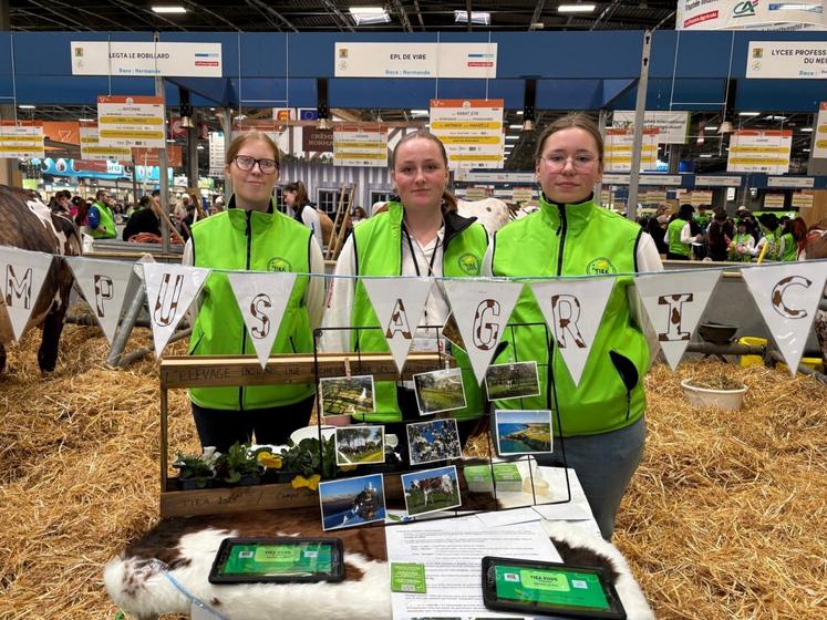 Le stand du campus agricole Tracy-Vire avec Laura, Maëlice et Léa.