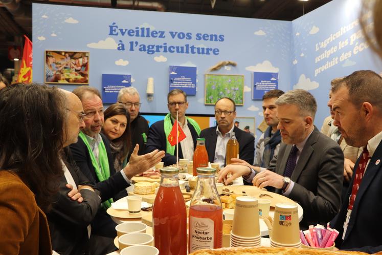 La journée Calvados a débuté par un petit-déjeuner normand (fromages AOP de Normandie, jus de pomme et sablés, etc.), mardi 25 février.