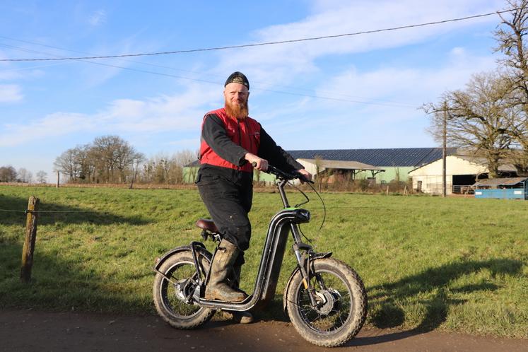 Christophe Bunout teste la trottinette électrique sur son exploitation, par l'intermédiaire d'Orne évasion.