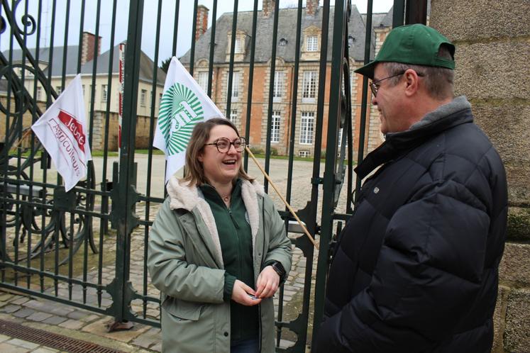 Clélia Chevalier, en grande discussion avec Sylvain Delye, président de la FDSEA de l'Orne, jeudi 23 janvier, lors de la mobilisation devant la préfecture d'Alençon.