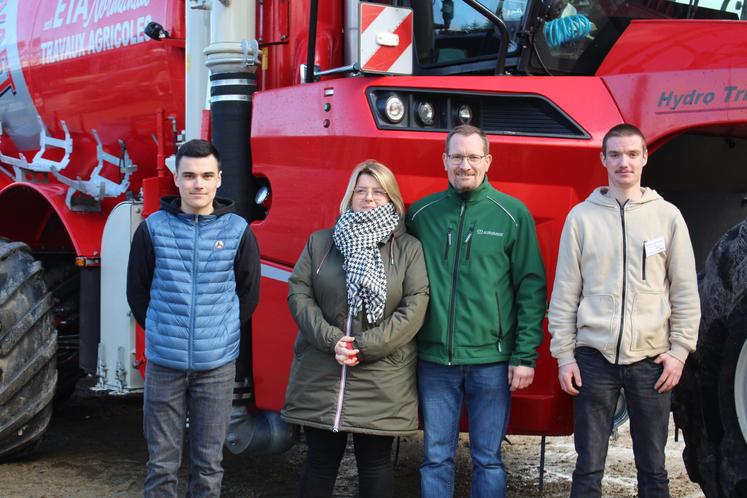 Les gérants de l'ETA Normandie de Dompierre entourés de leurs deux apprentis, étudiants à la MFR d'Haleine.