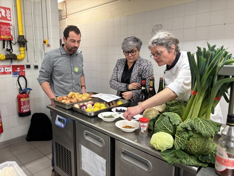 Des produits normands ont été amenés aux cuisiniers dont des fleurs (mauve, bleuet, calendula, sarriette des montagnes) en provenance du Château de Chanteloup basé à quelques kilomètres seulement.