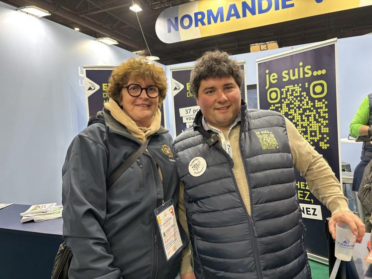 Valentin, candidat de l'Amour est dans le pré, s'est prêté au jeu des selfies et des dédicaces, le 28 février.