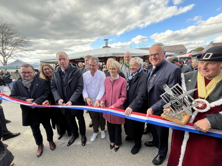 Véronique Louwagie a inauguré la 58e Foire au boudin aux côtés du député, Thierry Liger, le président du Conseil départemental de l'Orne, Christophe de Balorre, le sénateur, Olivier Bitz, le préfet, Sébastien Jallet, le président de la communauté de communes de Mortagne-au-Perche, Jean-Claude Lenoir, la maire de la ville, Virginie Valtier, et le chef cuisinier étoilé, David Galienne.