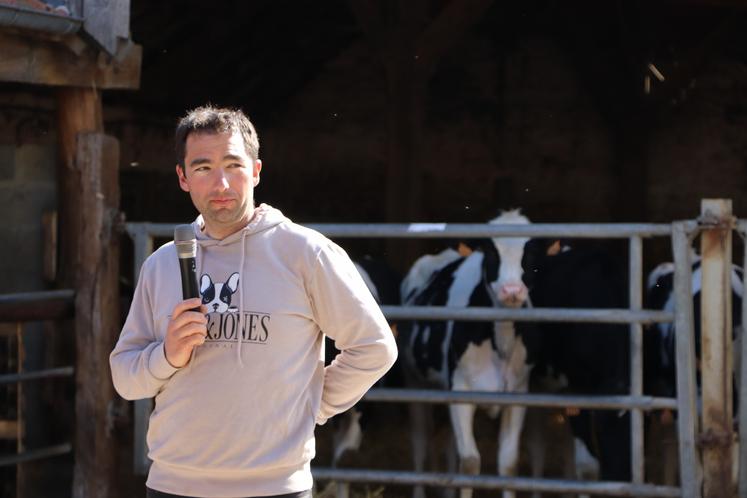 L'homme élève 60 vaches laitières. En moyenne, chaque vache produit 30 litres de lait par jour, avec 41,9 de TB et 32,5 de TP moyens.