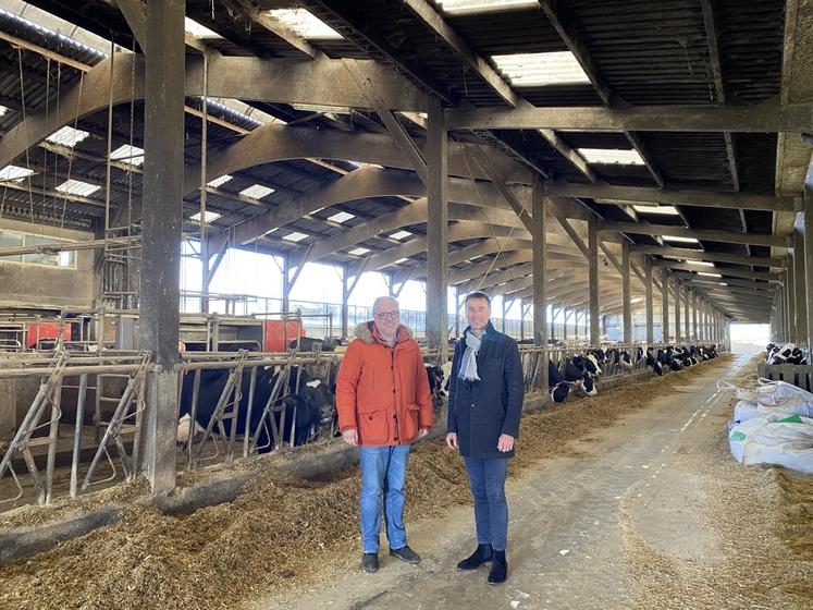 Benoît Paret, conseiller foncier de secteur dans la Manche et Thierry Leroy, chef du service Transmission-installation régional à la Safer de Normandie.