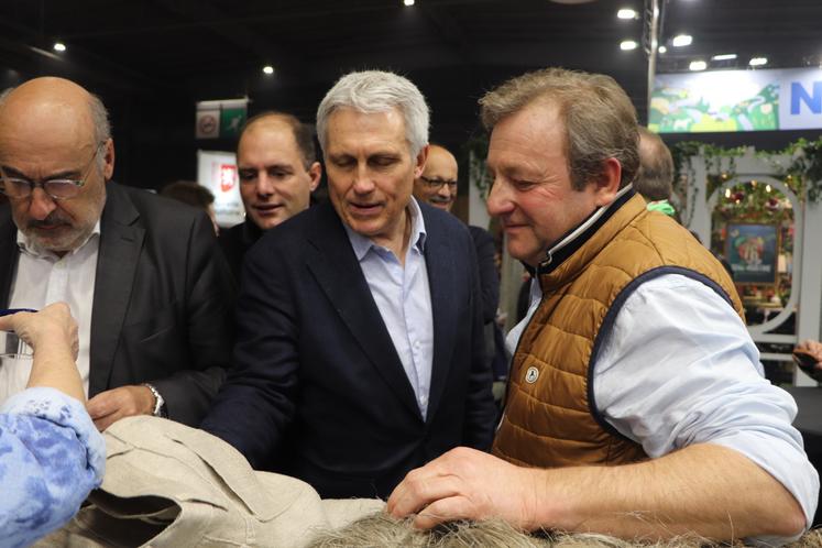 Joël Bruneau, ex-maire de Caen et député européen, a fait un arrêt sur le stand chanvre textile mardi 25 février. Henri Pomikal lui a conté l'histoire du jean français à partir de chanvre normand.