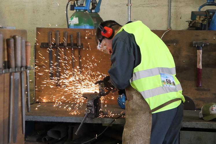En soudure, gare aux "équipements de protection individuelle. C'est un concours, mais ils sont là aussi pour apprendre à bien travailler", précise Arnaud Martinet, président SR Normandie.