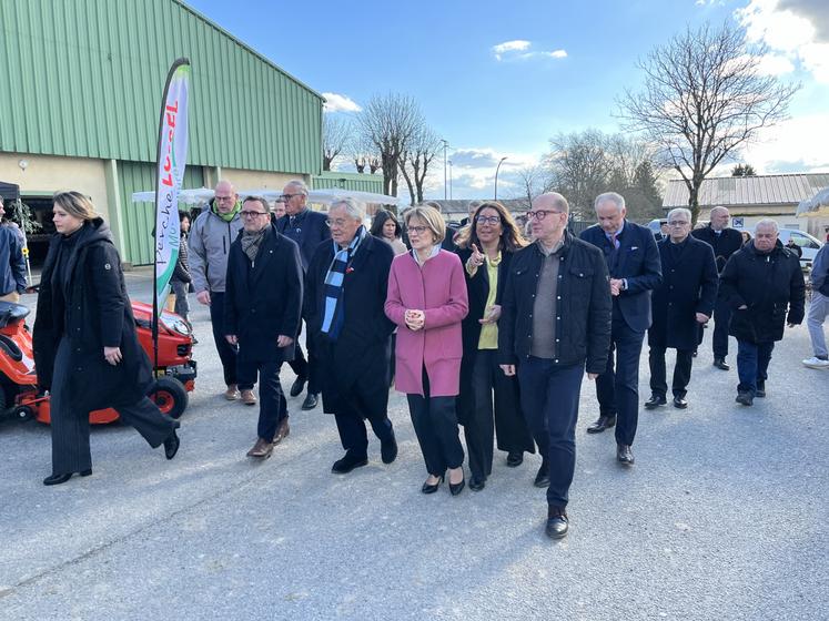 Véronique Louwagie et les élus de l'Orne déambulent entre les stands de la Foire au boudin.