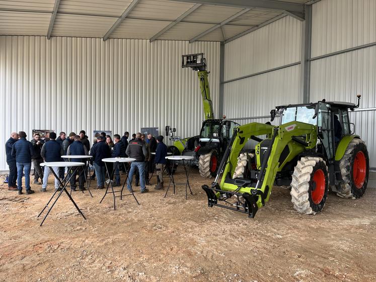 Le tracteur CLAAS Axos série 3 peut aller jusqu'à une puissance de 120 chevaux et donne donc la possibilité de s'en servir pour les travaux dans les champs (labour, semis...).