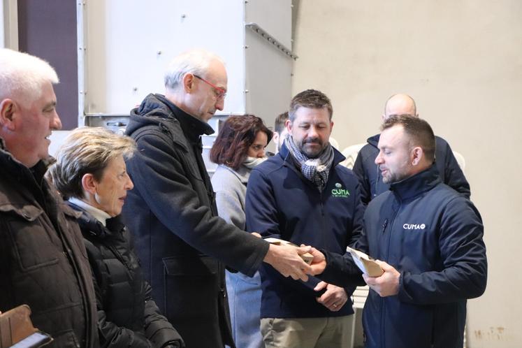 Le préfet de la région Normandie, Jean-Benoît Albertini, est reparti avec son premier sachet de granulés de luzerne. Il a relevé "un projet unique en France qui témoigne de la belle dynamique d'innovation en Normandie."