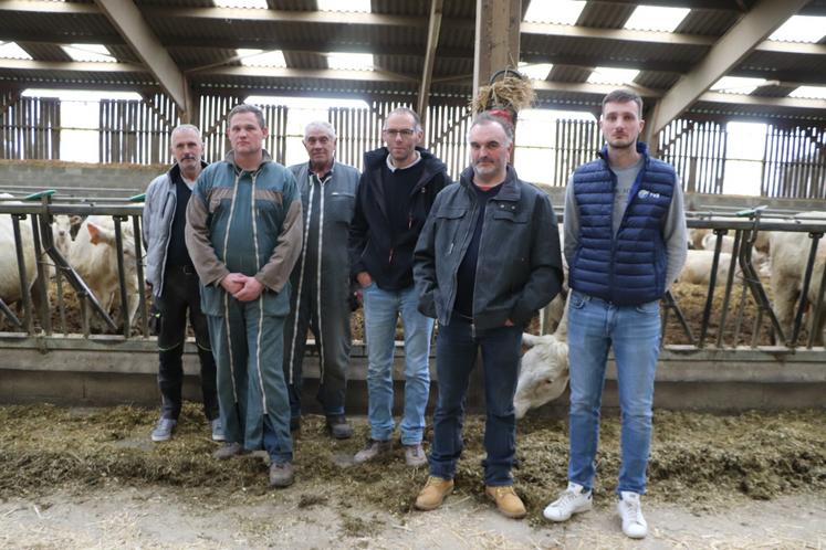 Patrick Levrard, Philippe et Guillaume Lefoulon, Emmanuel Leboucq, Jocelyn Bertrand et Julian Meilink du collectif de "défense des éleveurs pour faire face à la gestion sanitaire de la tuberculose bovine sur nos territoires".