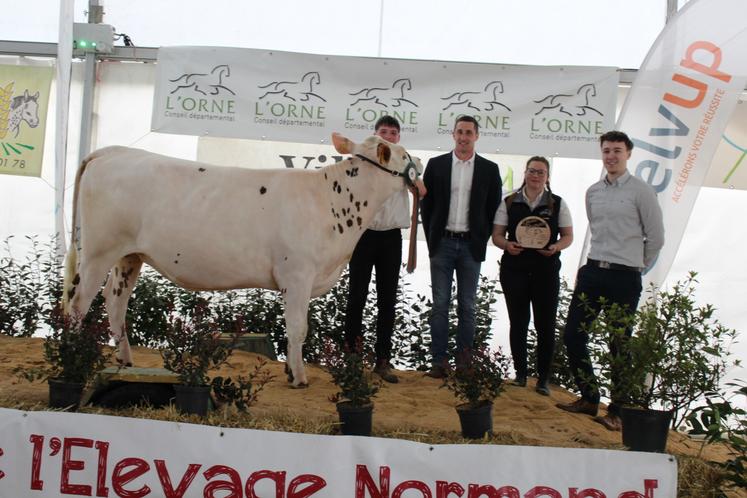 Antoine Danjou, 18 ans, a remporté le titre de champion du concours de jeunes présentateurs dimanche. "Nous avons beaucoup hésité, surtout à la fin, avec les dix derniers", indiquent les juges.