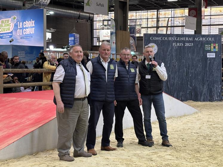 Les juges du concours à Paris, Marc Rubé, André Allix et Hubert Guérin, aux côtés de Samuel Binet, président de la section Cotentin au sein d'Oscar.