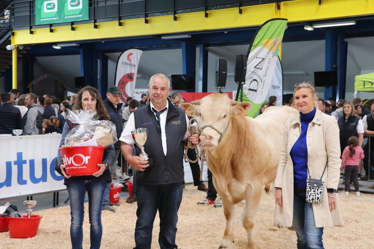 Franck Lemarignier, président du syndicat de race Blonde d'Aquitaine du Calvados, convie les adhérents à l'assemblée générale lundi 10 mars. L'occasion de parler des temps forts à venir comme le concours départemental qui se tiendra les 13 et 14 juin 2025 à l'hippodrome de Vire. En 2024, le président a raflé le titre de champion suprême 2024.