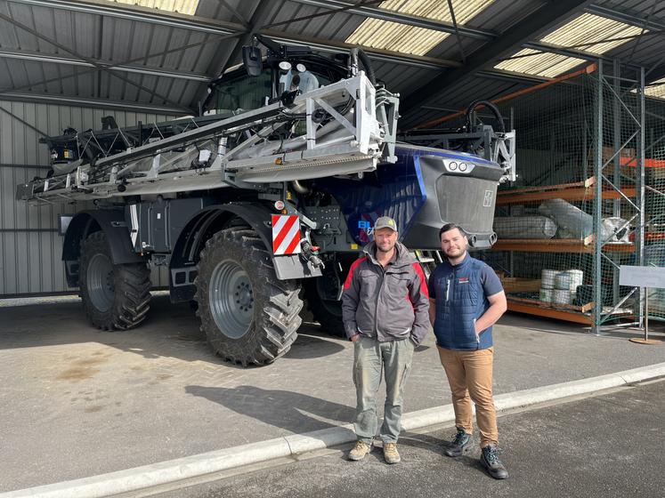 David Hardy a passé en revue le pulvérisateur avec Anthony Lamotte, responsable parc SM3 Claas à Caen.