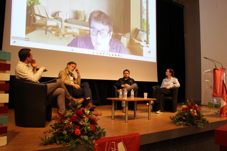 Maxime Vaugeois et Clémence Girard ont animé cette table ronde composée de Maryvonne Lagaronne, éleveuse de Blonde d'Aquitaine et élue Chambre d'agriculture des Pyrénées-Atlantiques ; Arnaud Delafosse, directeur du GDS Orne et Philippe Paré, vétérinaire.