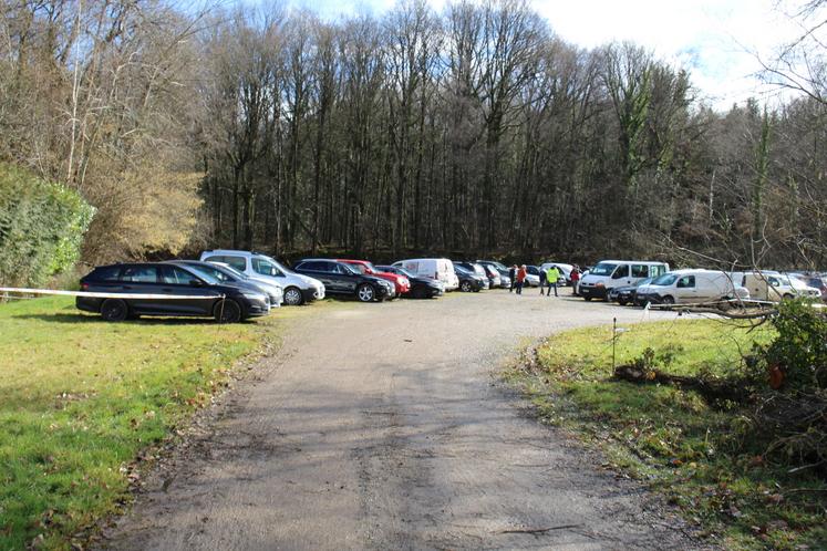 Le parking a lui aussi été aménagé par les élèves, rubalises et panneaux signalisations compris.