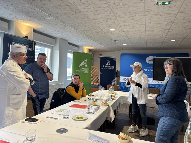 Les membres du jury ont analysé chaque plat, rencontré les binômes avant d'échanger sur leurs avis.