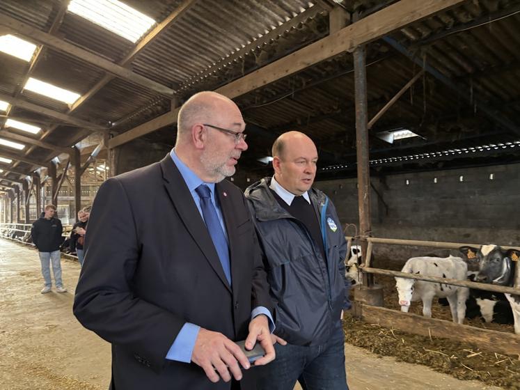 Le bine-être animal a été un des sujets discutés ente le député Stéphane Travert et Ludovic Blin, vice-président de la FNPL. 