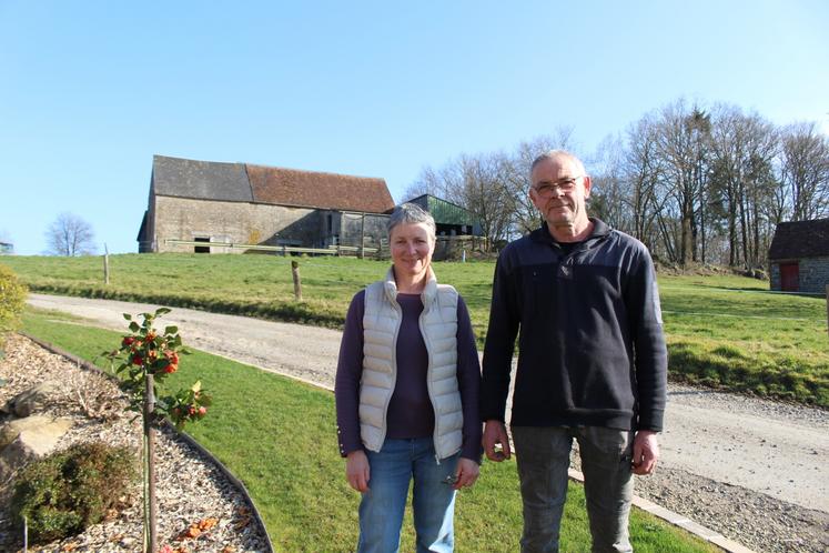 Valérie et Max Vié, installés sur 62 ha de SAU, élèvent 125 Prim'Holstein. Un couple engagé au quotidien dans les différents dossiers agricoles du département.