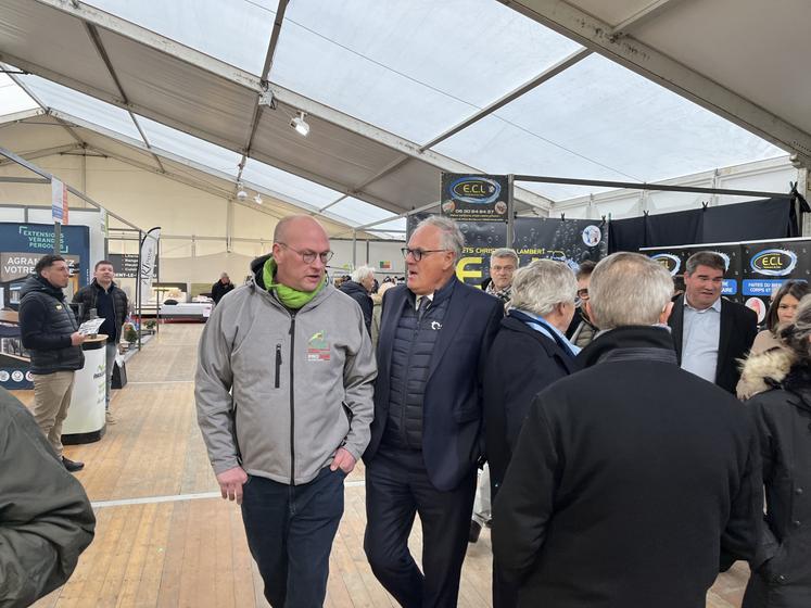 Christophe de Balorre et Guillaume Larchevêque profitent de se croiser à la Foire au boudin de Mortagne pour échanger sur les sujets prégnants pour les agriculteurs en ce moment.