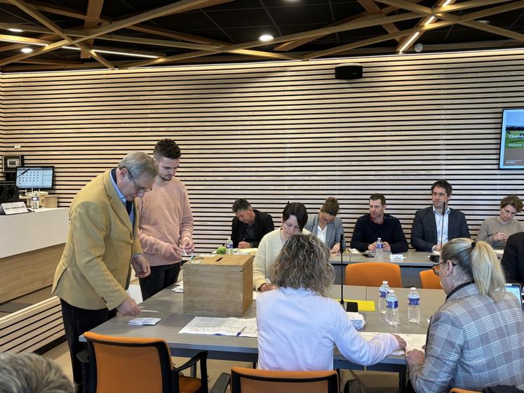 Après l'installation des membres par le préfet de la Manche, c'est traditionnellement le plus âgé de l'assemblée qui préside le début de la session, en l'occurrence Bruno du Mesnildot, épaulé par le plus jeune, Julien Lechevalier.