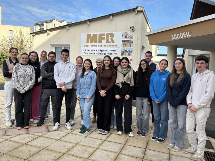 Seize jeunes de la MFR de Granville, épaulés par leur formateur, Mireille Tapin, ont conduit des actions en vue de valoriser les métiers de l'agriculture auprès d'un jeune public. Une demande formulée par le Comice agricole du canton de Bréhal.