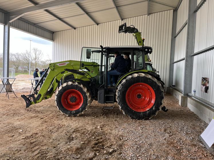 Le nouveau CLAAS Axos série 3 est le seul tracteur proposant une ouverture des portes de la cabine vers l'avant.